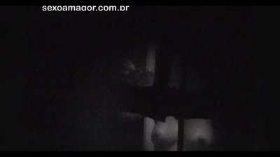 Rubia es grabada en secreto por un voyeur del barrio escondido detrás de unos ladrillos huecos