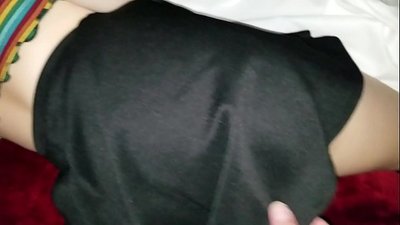 Hermana colegiala virgen dormida recibe su culo apretado con los dedos