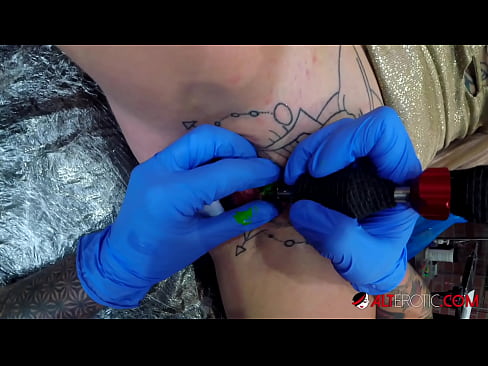 ❤️ Extremadamente tatuado hottie Sully Savage consiguió un tatuaje en su clítoris ❌ Porno fb en es.xxxtun.ru ❌️